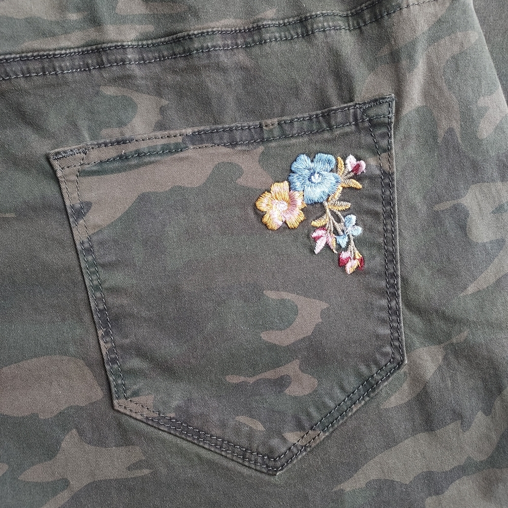 DRIFTWOOD Camouflage Straight Leg Jeans size 31 & 30 - Picture 6 of 12